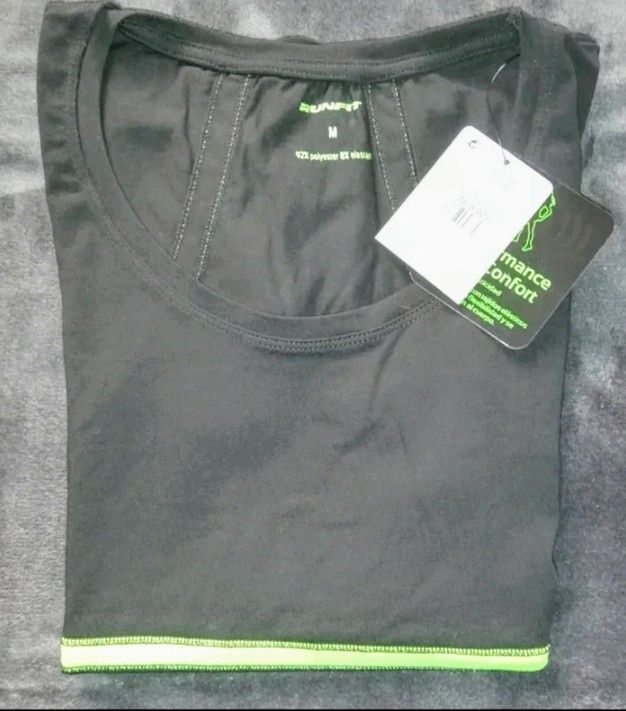 Camiseta técnica de chica a estrenar.