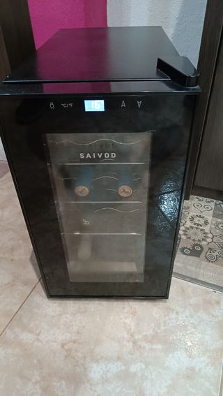 Vinoteca SAIVOD 8 botellas...alto 46 x 50 hondo 