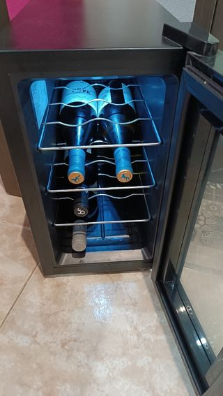 Vinoteca SAIVOD 8 botellas...alto 46 x 50 hondo 