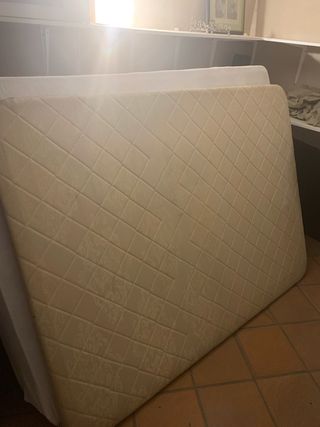 Cama beige de matrimonio