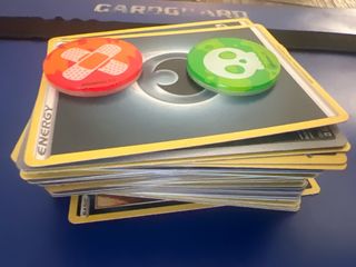 - Lote de cartas oscuras 
90 cartas
Y dos monedas.