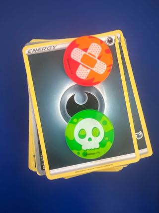 - Lote de cartas oscuras 
90 cartas
Y dos monedas.