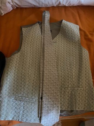Traje gris hombre talla L
2 chlalecos y corbata 