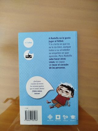 El niño que no sabía jugar al fútbol (Spanish E...