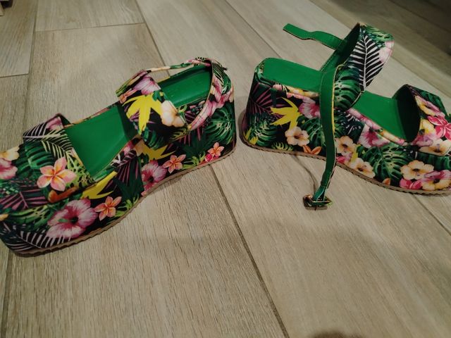 Sandali zeppa floreali