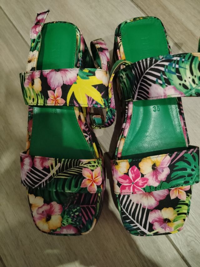 Sandali zeppa floreali