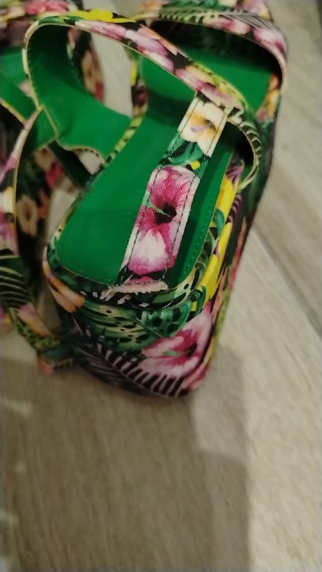 Sandali zeppa floreali