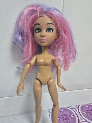 Muñeca articulada con peluca rosa y morado.3 EUROS