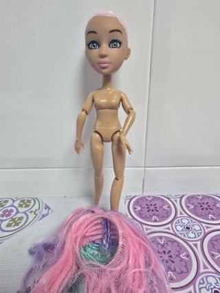 Muñeca articulada con peluca rosa y morado.3 EUROS