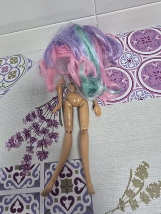 Muñeca articulada con peluca rosa y morado.3 EUROS