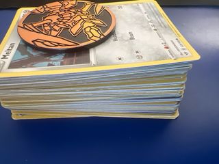 Pokemon de metal y una moneda de kleavor 90 cartas