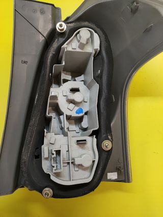 PILOTO TRASERO IZQUIERDO TOYOTA COROLLA VERSO