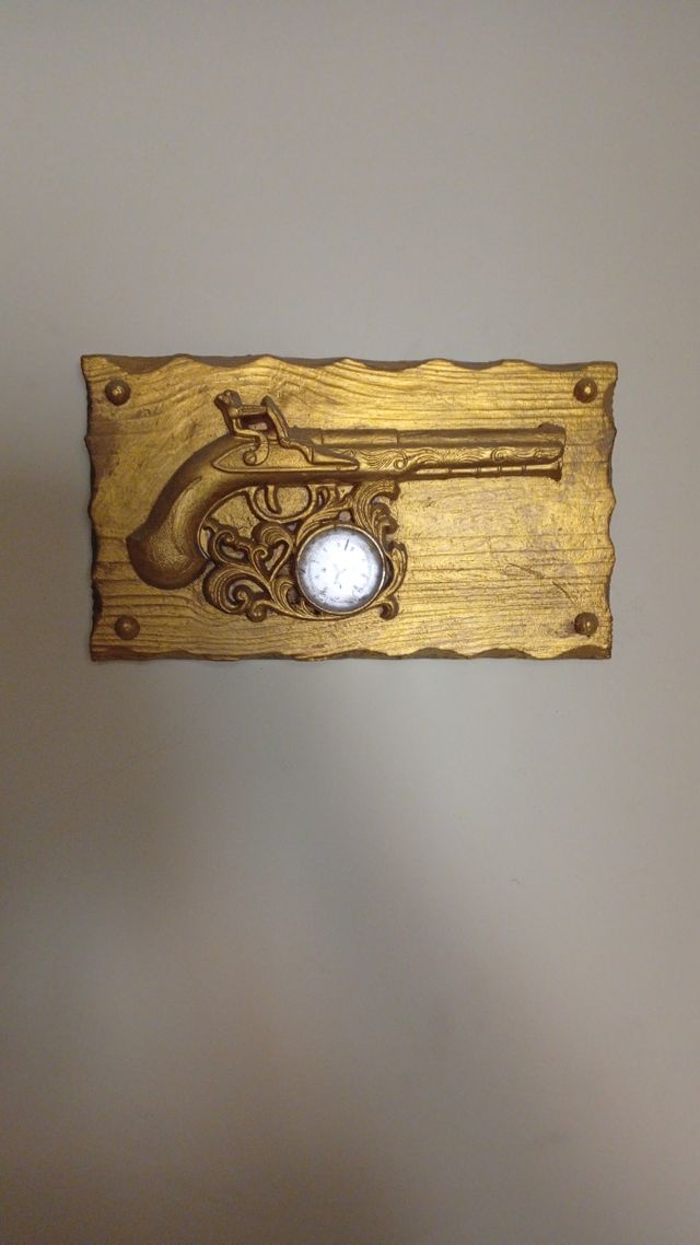 Cuadro pistola con brújula