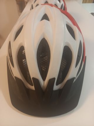 2 Cascos bici niño. 10 euros cada casco
Regulables