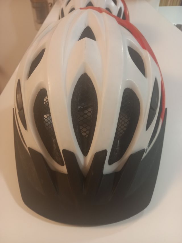 2 Cascos bici niño. 10 euros cada casco
Regulables