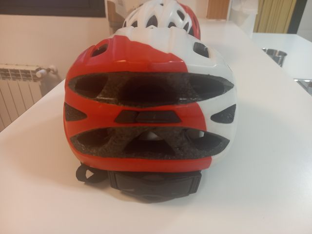 2 Cascos bici niño. 10 euros cada casco
Regulables