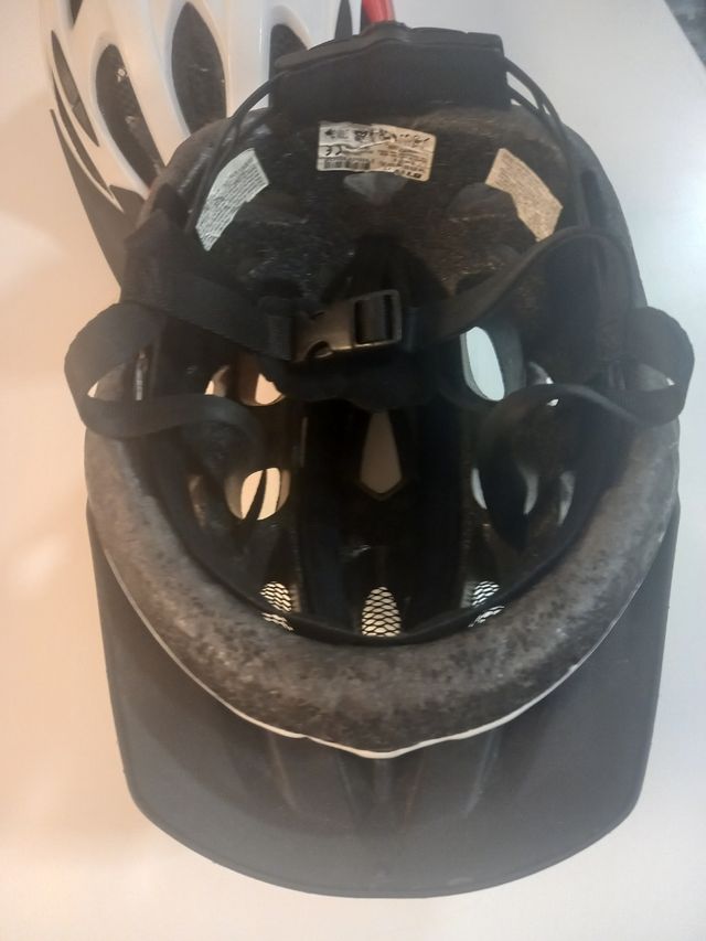 2 Cascos bici niño. 10 euros cada casco
Regulables