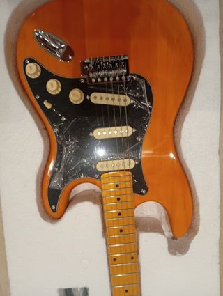 Chitarra elettrica stile Fender Stratocaster.