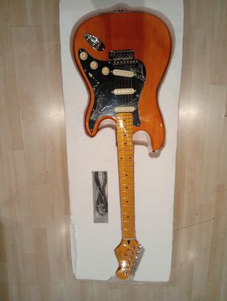Chitarra elettrica stile Fender Stratocaster.