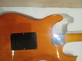 Chitarra elettrica stile Fender Stratocaster.