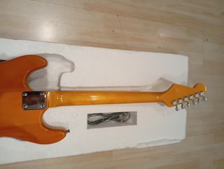 Chitarra elettrica stile Fender Stratocaster.