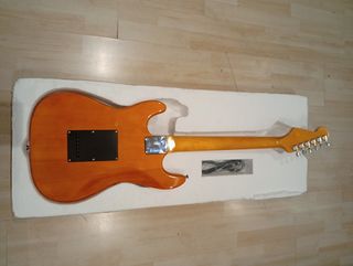 Chitarra elettrica stile Fender Stratocaster.