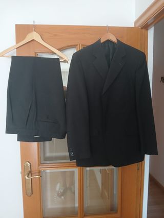 Traje gris oscuro hombre
