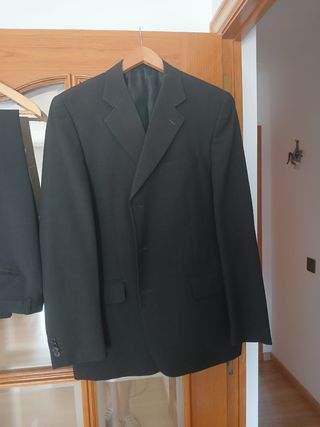Traje gris oscuro hombre
