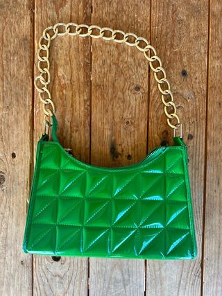 Bolso de hombro verde acolchado