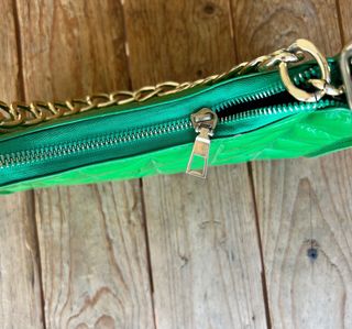 Bolso de hombro verde acolchado