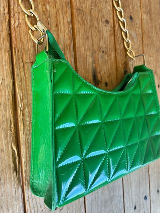 Bolso de hombro verde acolchado