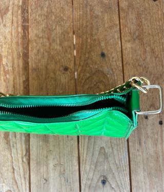 Bolso de hombro verde acolchado