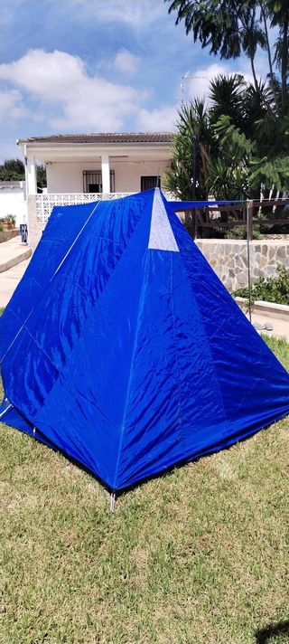 Tienda de campaña azul y naranja