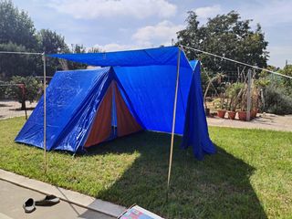 Tienda de campaña azul y naranja