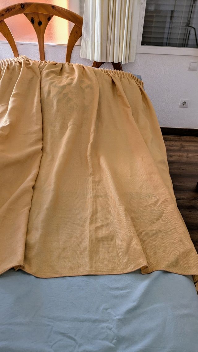 Dos cortinas amarillas satinadas