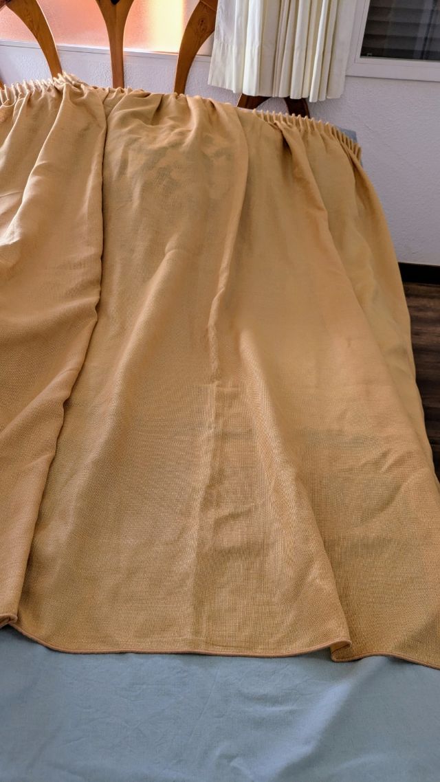 Dos cortinas amarillas satinadas