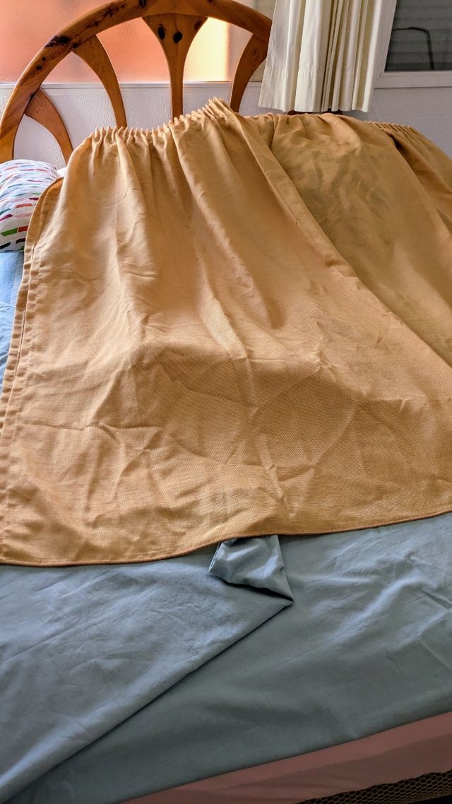 Dos cortinas amarillas satinadas