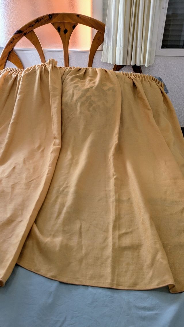 Dos cortinas amarillas satinadas