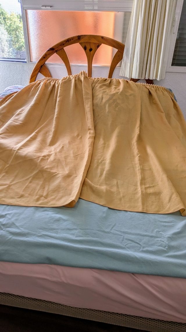 Dos cortinas amarillas satinadas