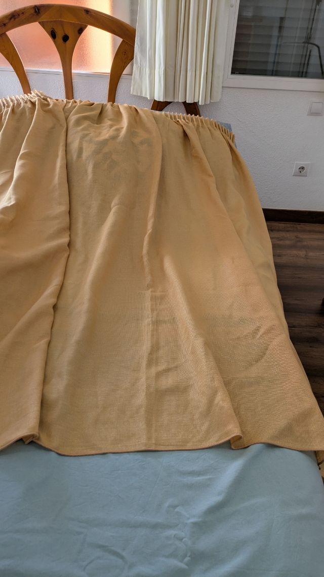 Dos cortinas amarillas satinadas