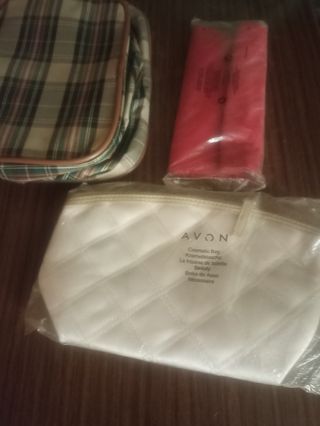 Avon: neceseres a cuadros y blanco