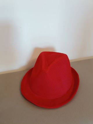 Cappello rosso nuovo
