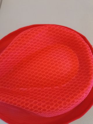 Cappello rosso nuovo
