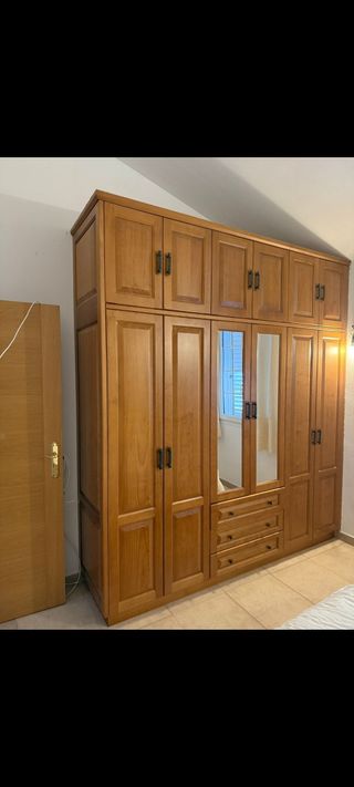 Ropero madera maciza. 