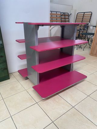 Estantería expositora rosa y plata