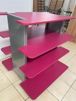 Estantería expositora rosa y plata