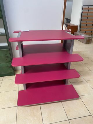Estantería expositora rosa y plata