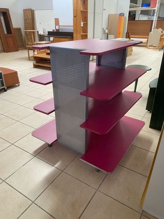 Estantería expositora rosa y plata
