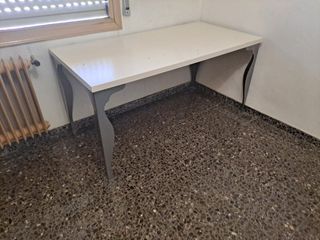 Mesa escritorio blanca y gris, de madera y metal.