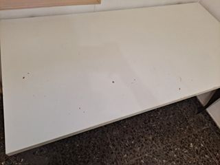 Mesa escritorio blanca y gris, de madera y metal.